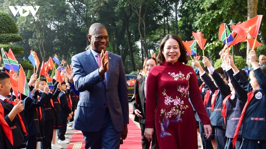 South African Deputy President warmly welcomed upon arrival in Vietnam